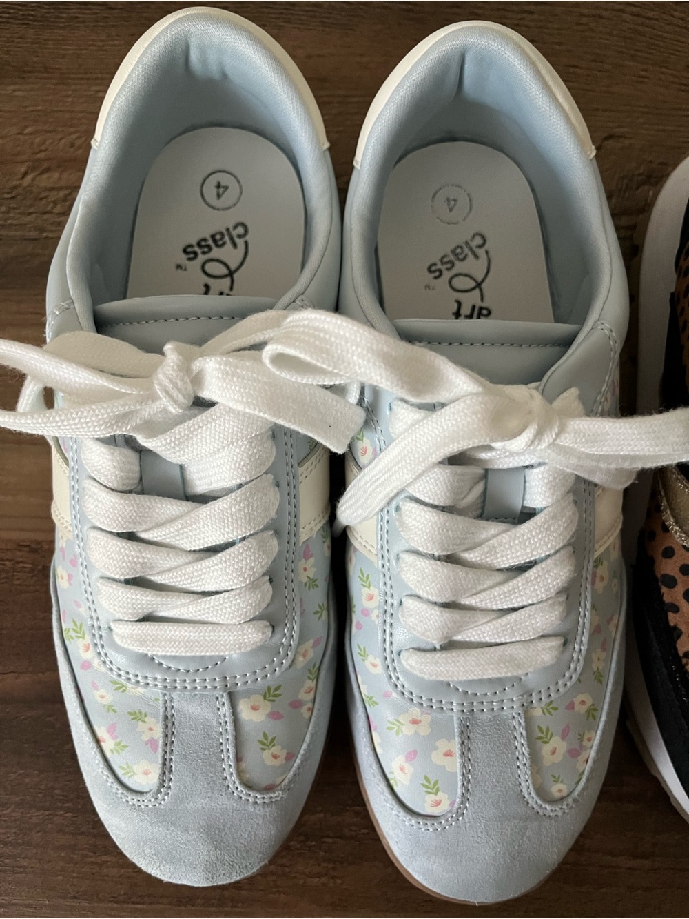 Target Art Class Girls Sneakers Size 4 - Picture 2 of 3